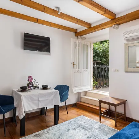 Taura Apartment *